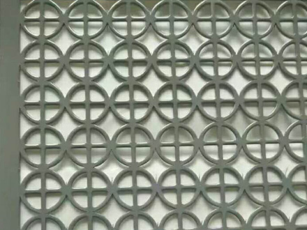异形冲孔网顾名思义是指孔型异于常规孔型的冲孔网，一般均需特殊模具才能加工完成。常用材料：以镀锌板、不锈钢板、铜板、铝板、镍板、铁板、pvc板等加工而成。加工注意事项：为满足生产需要，经常需要使用成形模