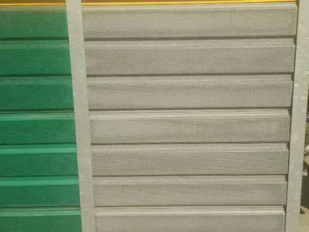 隔音冲孔板由各种材质的钢板冲剪拉伸或冲孔而成，材质有钢卷、不锈钢板、铝板、低碳钢板、铝镁合金板等等，经过冲压、延伸而制。做为大城市中消音设备最为理想。