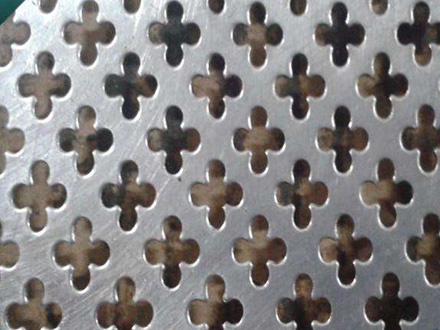 梅花孔冲孔网是指孔型为梅花形状的冲孔网板。产品材质：铁板、铝板、镀锌板、不锈钢板等金属材质或者塑料板材。常规规格：1m*2m1.22m*2.44m（备注：在此范围内的尺寸均可裁剪，超过这个范围的尺寸需